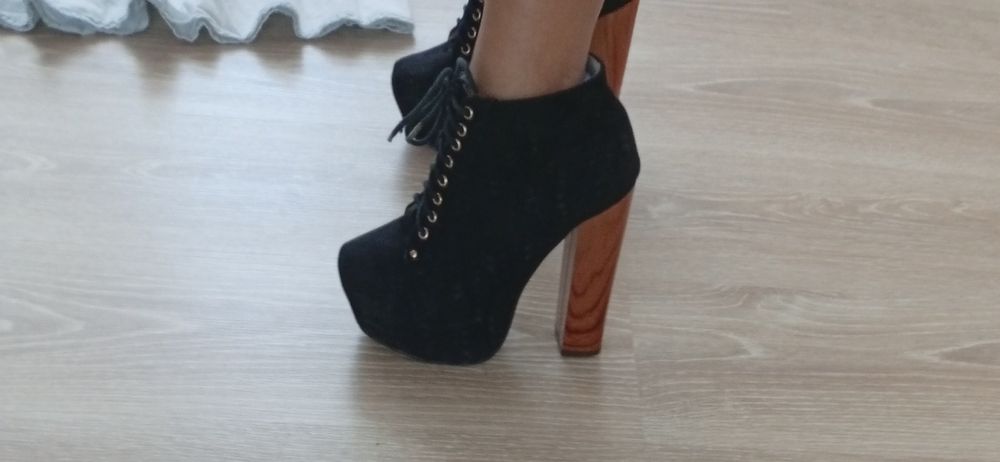 Продавам рокля с боти