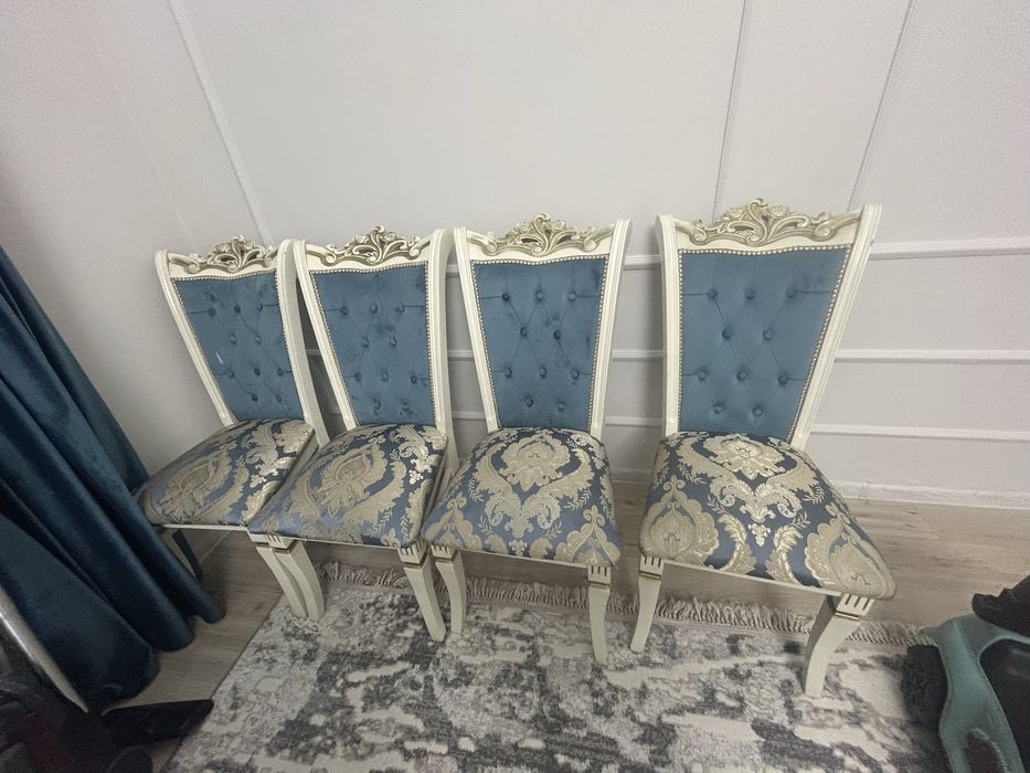 Стол со стульями