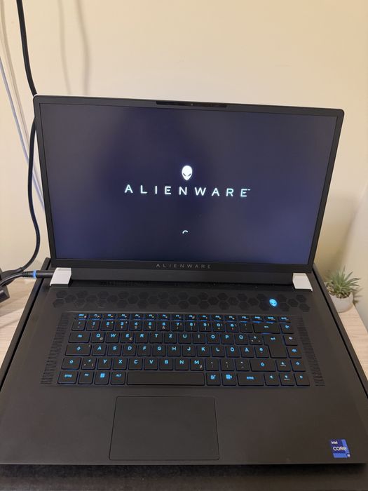 Геймърски лаптоп Dell Alienware X17 R2 + подарък мишка и охлаждаща поставка