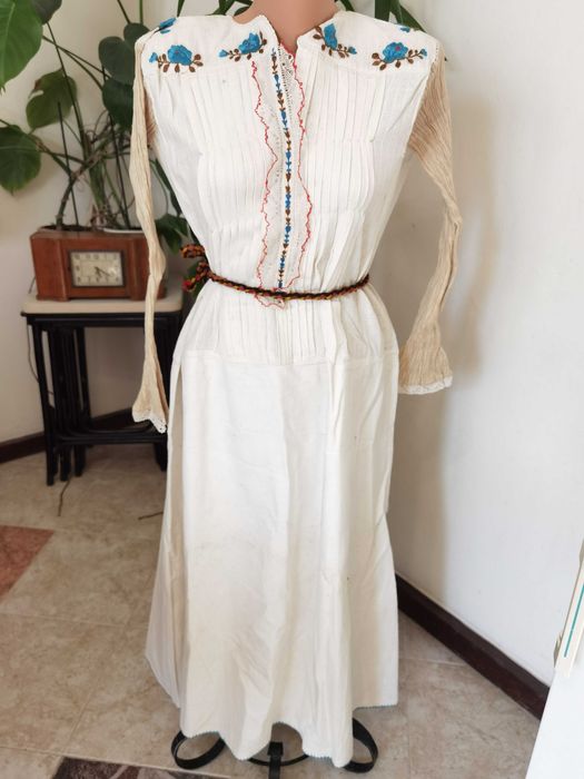 Шест Автентични Старинни Царски Ризи Рокли Блузи от Народни Носии