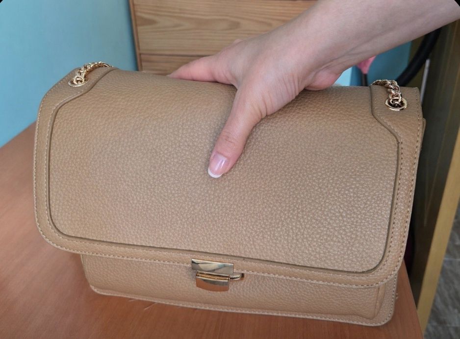 Елегантна дамска чанта бежов цвят/таупе, в отлично състояние