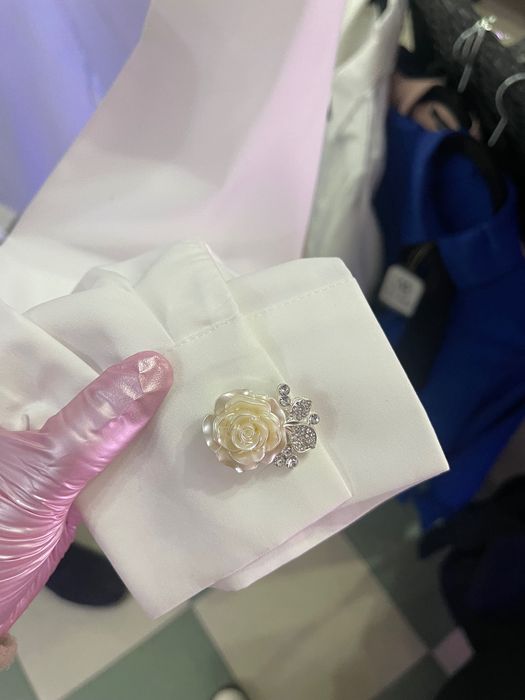 Елегантни бели ризи