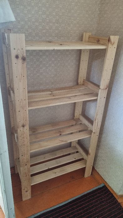 Стеллажи, вешалка