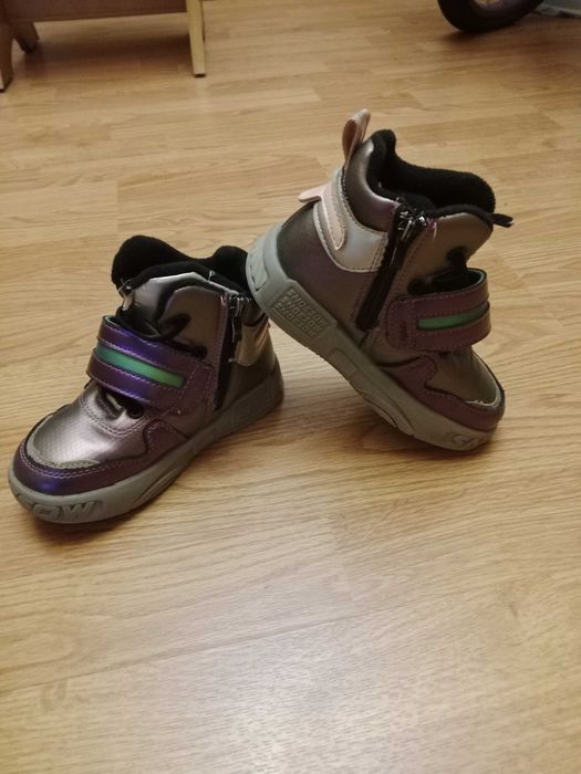 Продам детские ботинки