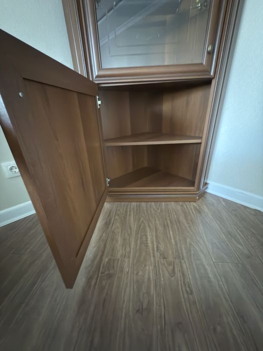 Угловой сервант для посуды