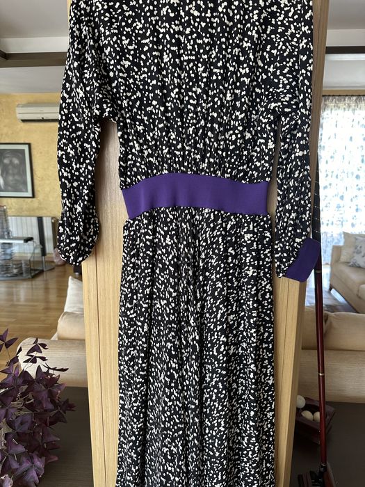 Черно-бяла рокля с лилави мотиви