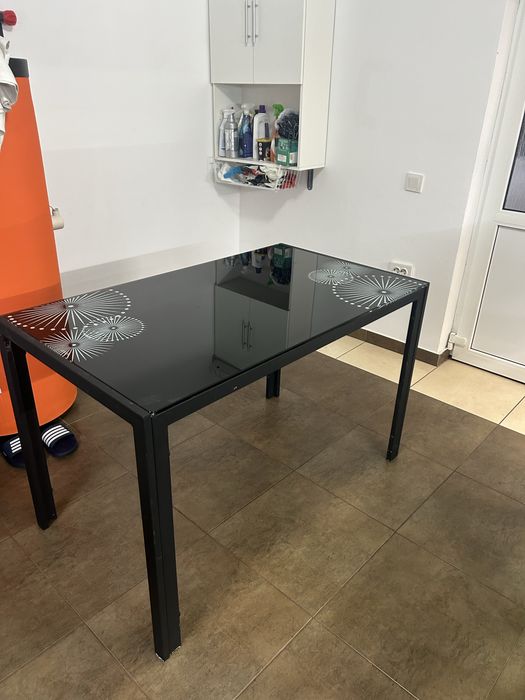 masă de bucătărie cu blat de sticlă