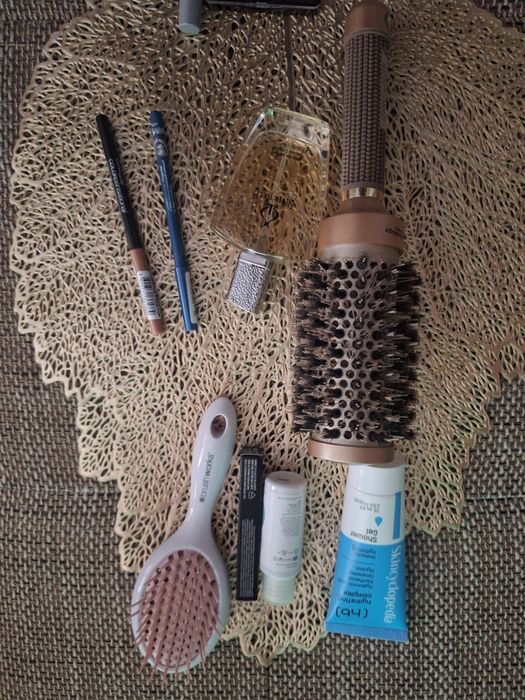 Сет козметика и четки за коса