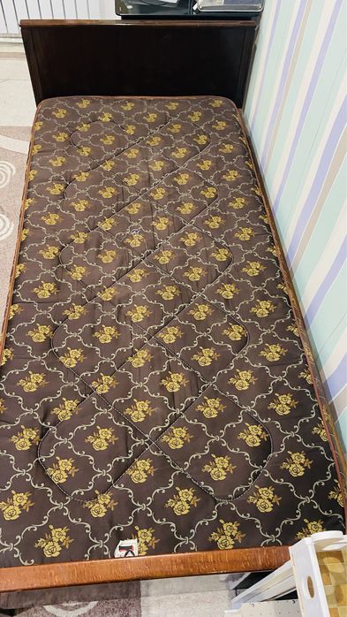 Кровать односпальная.