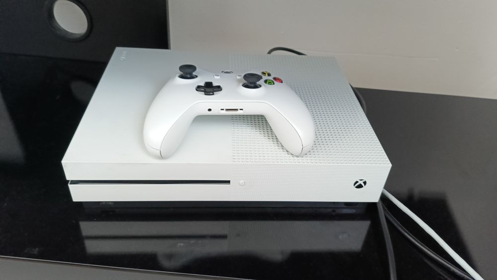 Xbox one s  1 терабайт