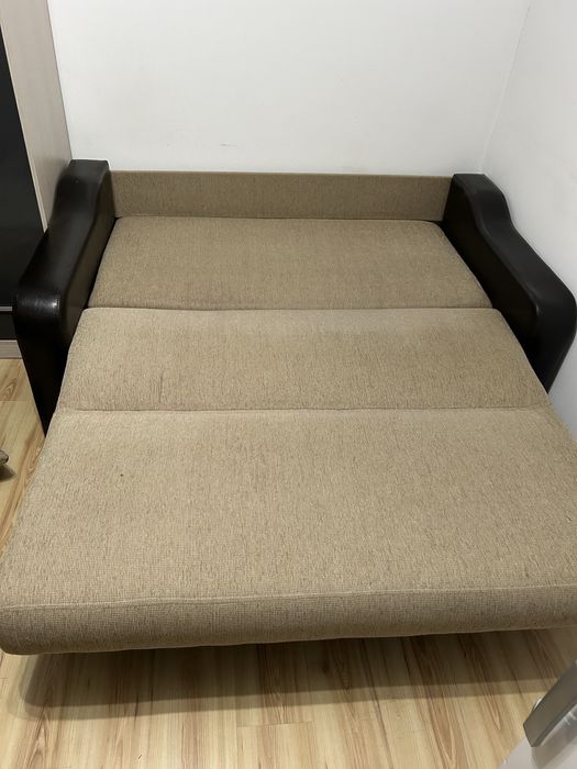 Canapea extensibila cu manere de piele