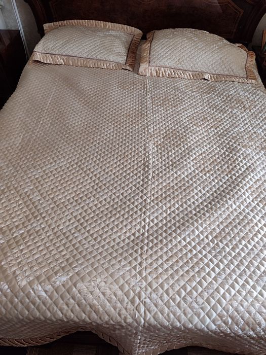 Продаю покрывало, золотистого цвета, состояние новое