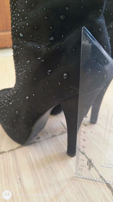 Елегантни дамски боти с ток и камъчета – черни, много стилни