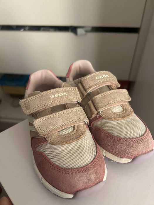 Продам детские кроссовки Geox