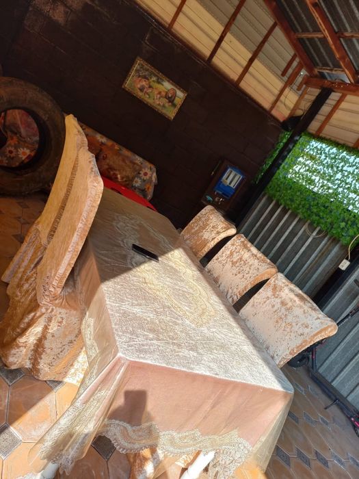 Стол с стульями вмести чехлами