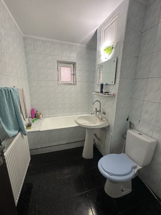 Ofer spre inchiriere permanenta sau regim hotelier apartament 2 camere decomandat in Filiasi