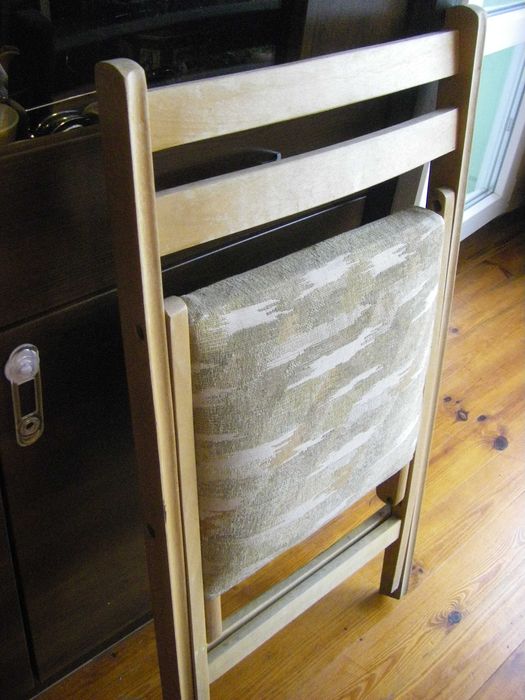 Дървен сгъваем стол с мека тапицерия