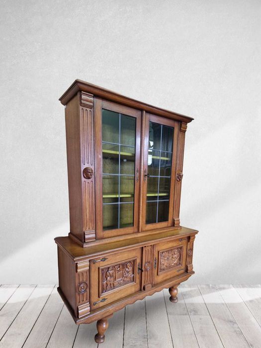 Дъбова витрина с ръчна дърворезба метален обков и цветен оловен витраж