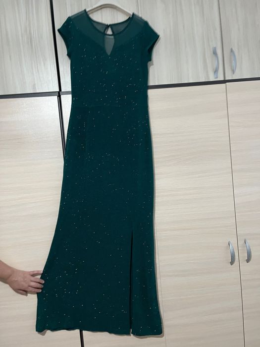 Дълга официална рокля за поводи с цепка