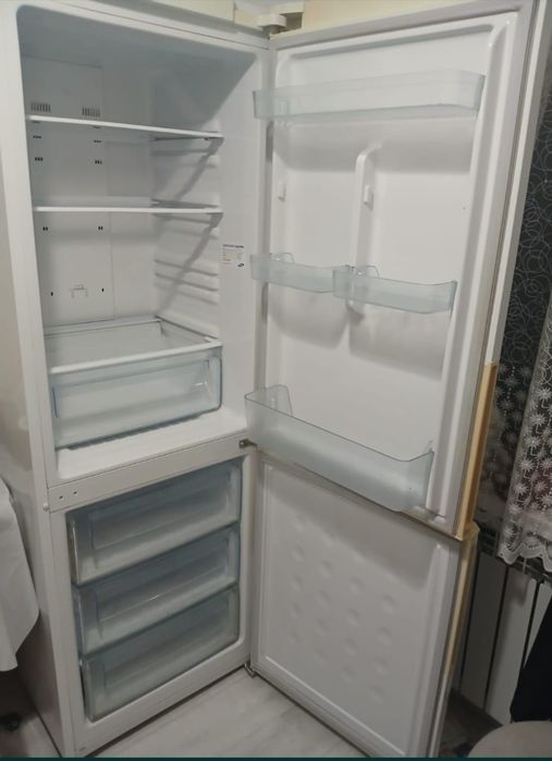 Продам рабочий холодильник самсунг 60000т