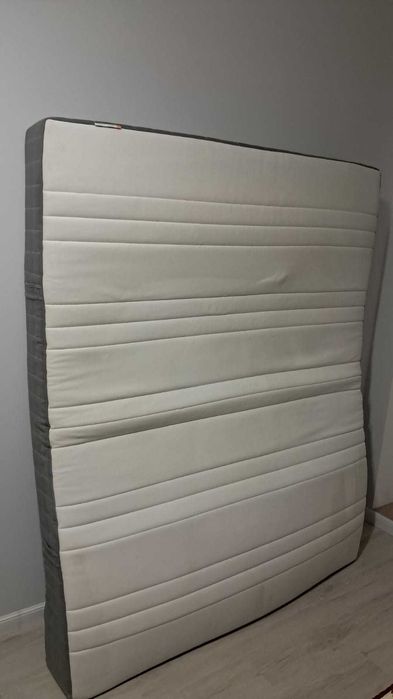 матрас  б/у нужна химчистка 200 на 160 см.