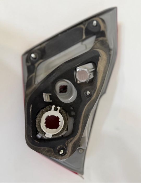 Фонарь на багажник Камри 50 европеец