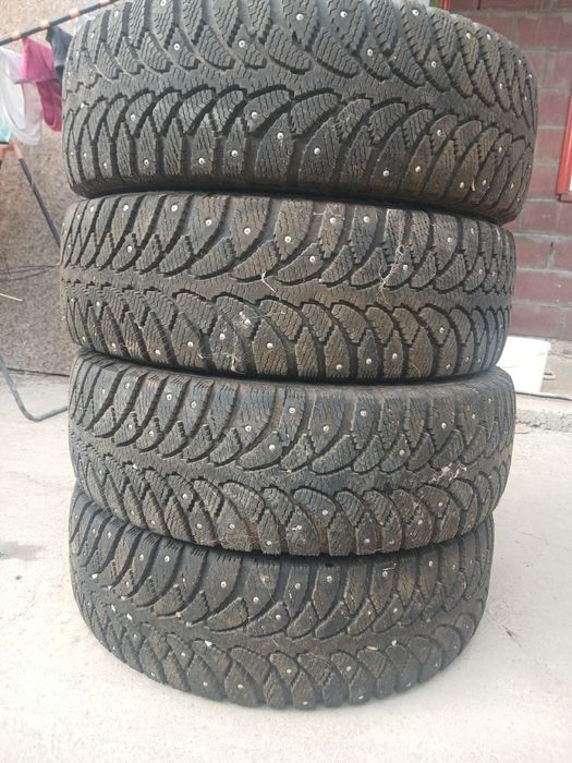 Продам шины шипованные