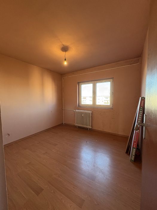 Apartament 3 camere , decomandat ,zona Confectii