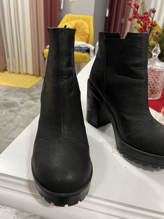 Високи черни боти