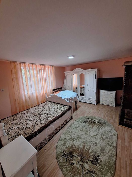 Casa cu doua corpuri in Sepreus. Curte betonata, renovate cu apa trasa, bai in ambele corpuri.