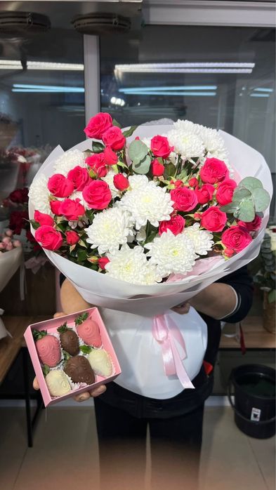 Комбо: Цветы + клубника в шоколаде подарок 2 в 1