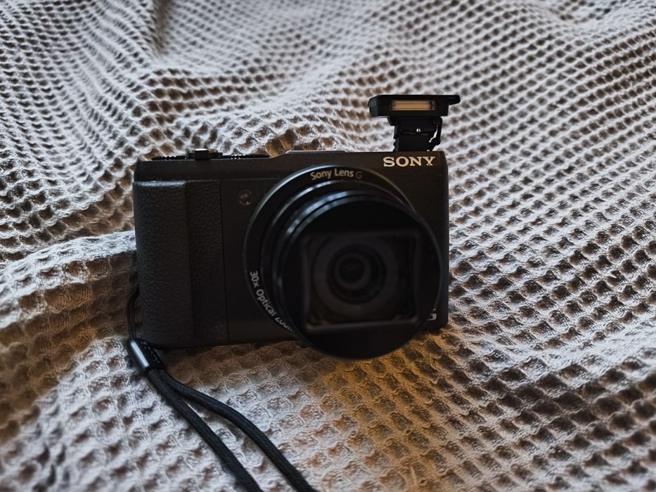 Sony Cyber-shot DSC-HX60 – 20.4 MP / 30x zoom / Wi-Fi / NFC