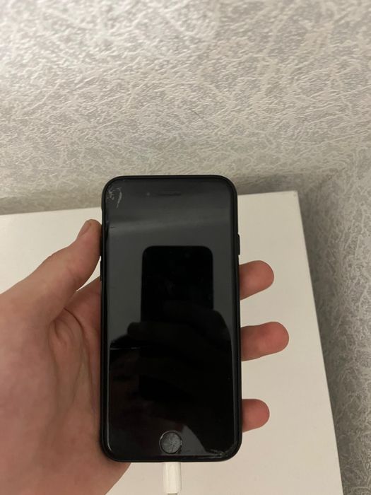 Продам IPhone 7.