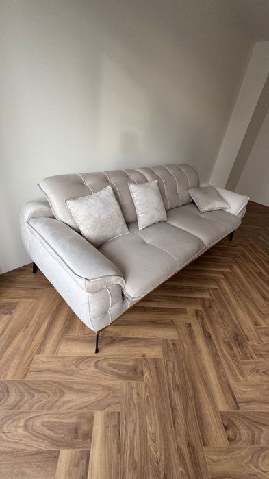 Продавам Триместен Диван GLORIA – Mika, Бежов. Чисто НОВ