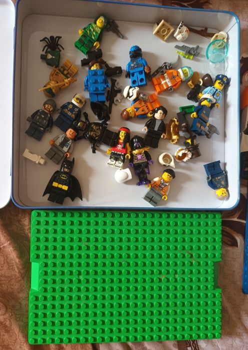 Vând două cutii cu piese lego,personaje Star Wars