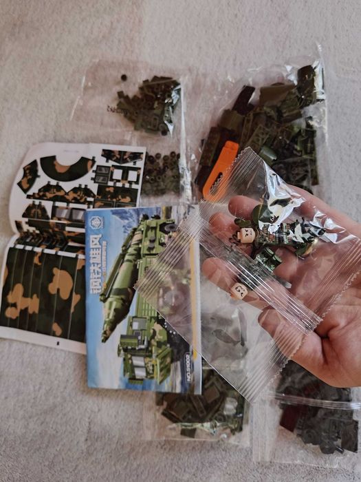 Joc constructii tip Lego Camion armata 368 pcs cu 2 figurine