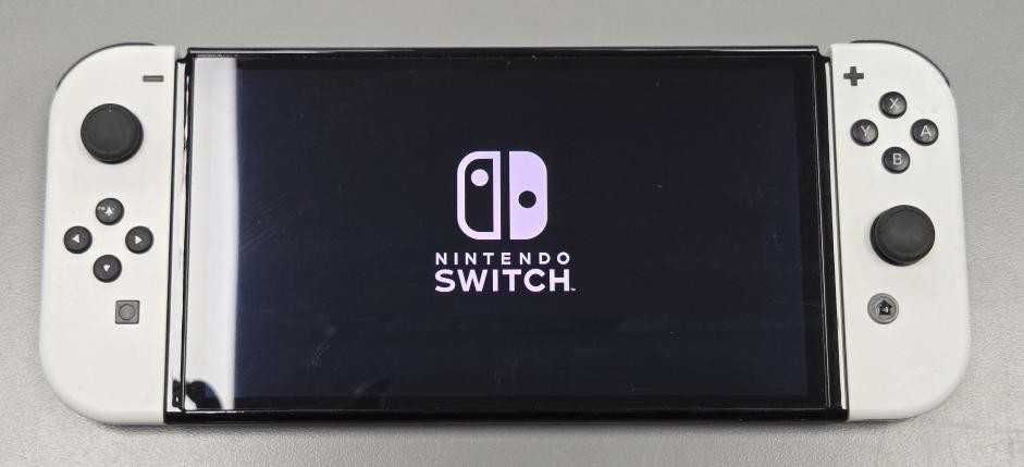 Nintendo Switch OLED (HEG-001) 64 ГБ, белые Joy-Con, с чехлом