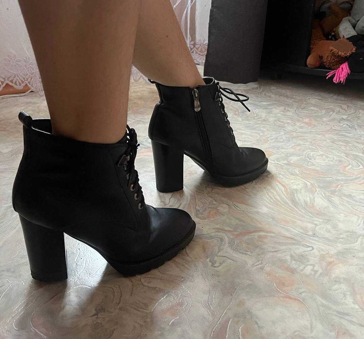 Женские кожаные ботильоны на шнуровке