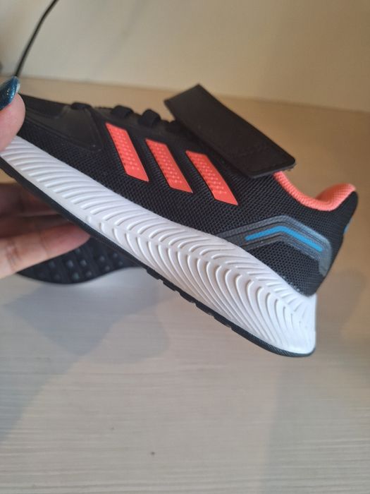 Нови маратонки адидас 28 номер
