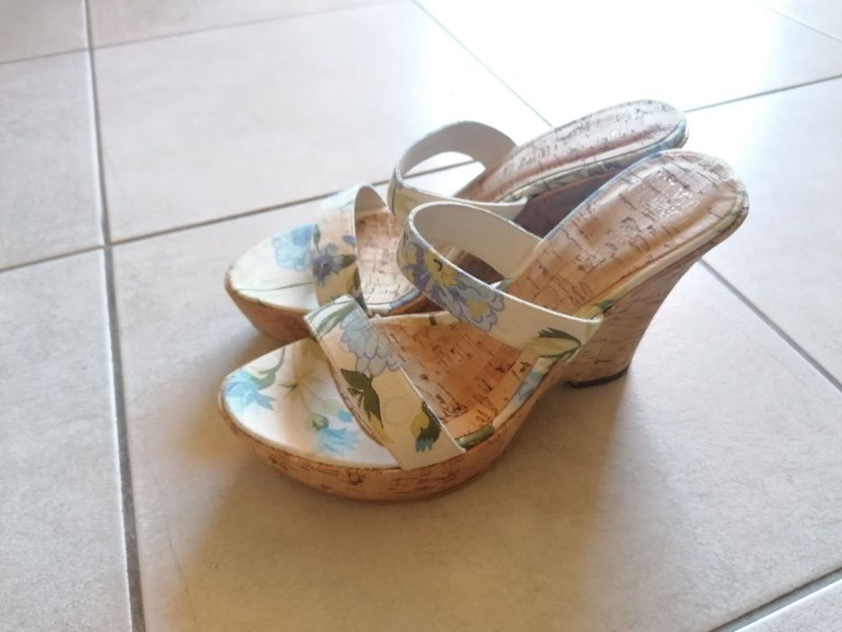 Чисто нови високи сандали, произведени в България