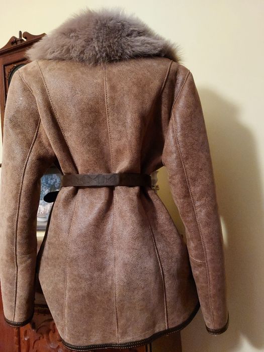 Reducere mare!!! Cojoc nou cu eticheta, foarte frumos, usor si comod