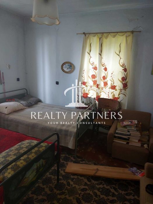 Двуетажна масивна къща с голям двор в китното село Туроковци