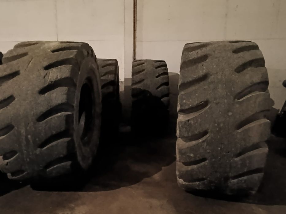 Продам шины крупногабаритные.