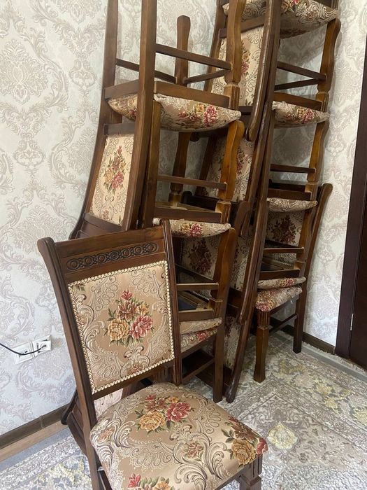 Шкаф для одежды и стол стул на зал