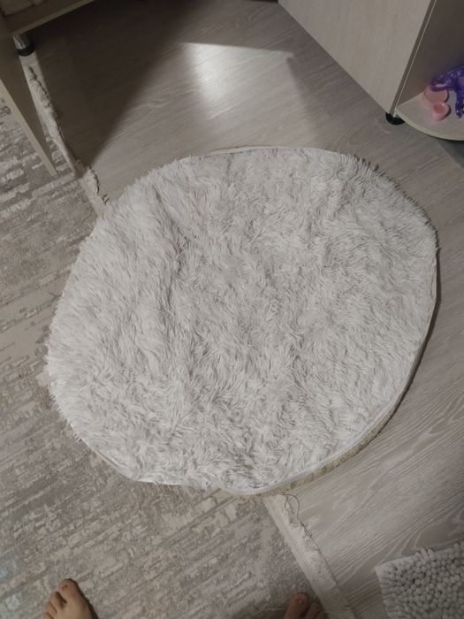 Продается 2 коврика, дом для кошек до 1 года