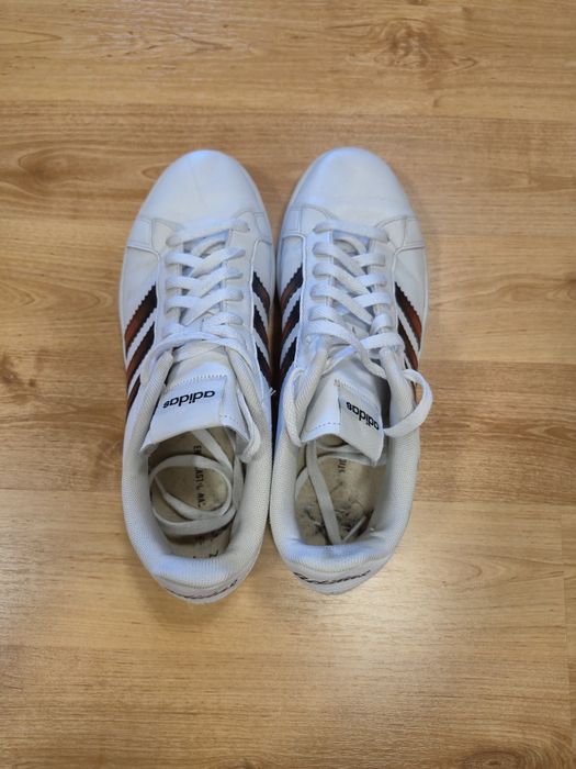 Бели обувки Adidas