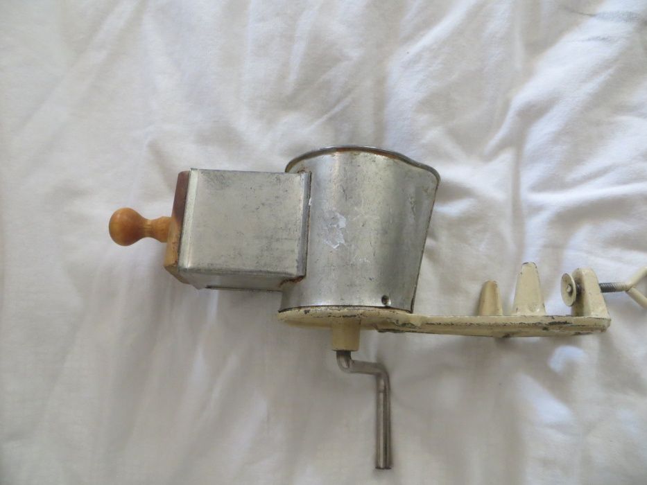 Ретро машинки за мелене на зърна, орехи, резачка за яйца