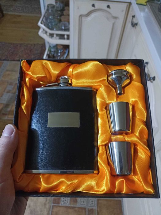 Plosca cu doua pahare si palnie