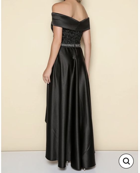 Rochie neagra asimetrica cu umeri goi si broderie