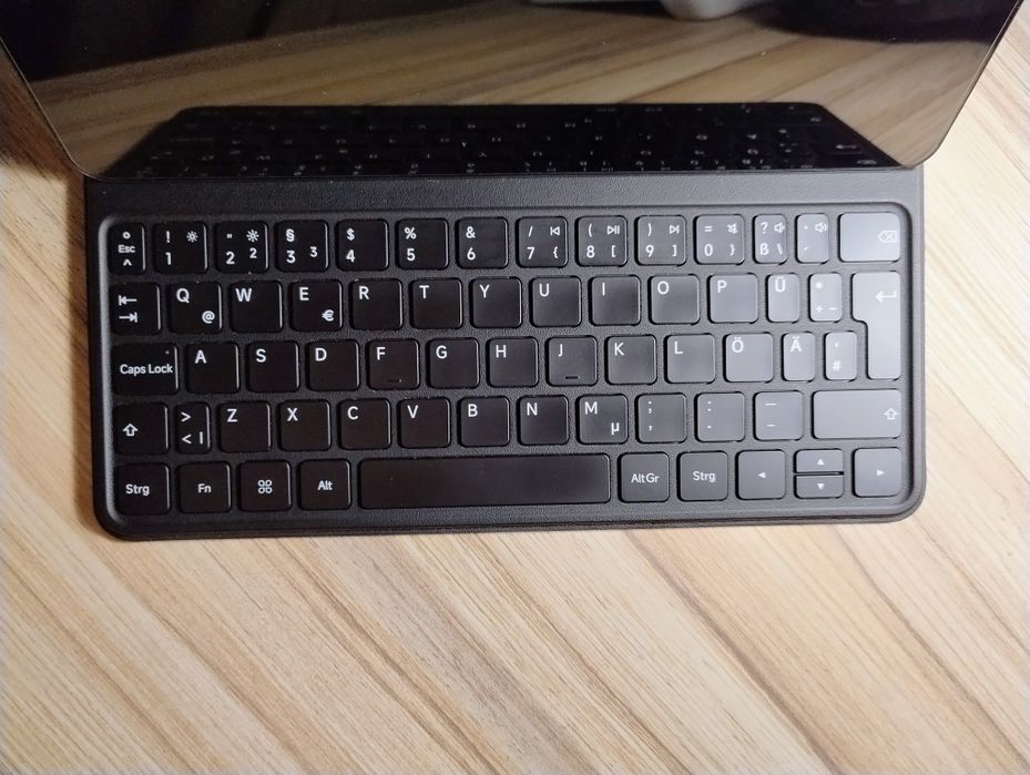 Таблет Xiaomi Pad 6 в комплект с Оригинален калъф с клавиатура, писалка и чанта за таблет.